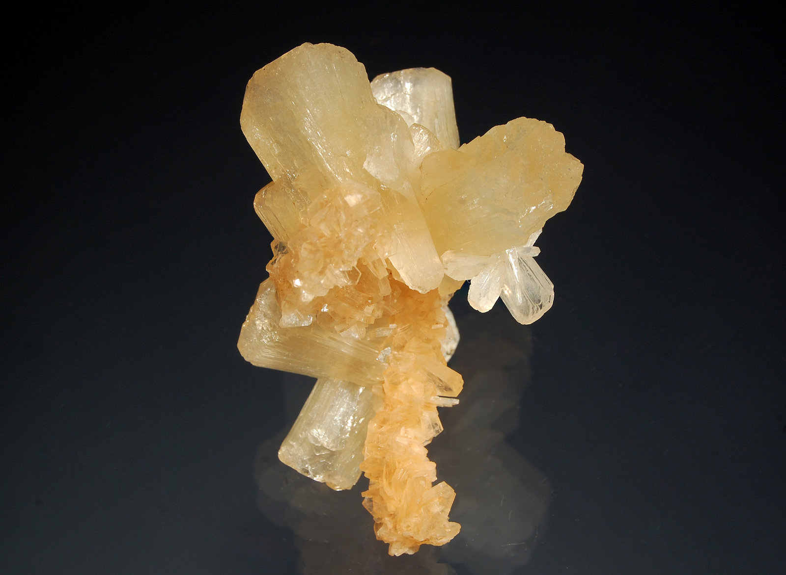 Stilbite-Ca
3.4 x 4.4 x 6.0 cm.
(Autor: Michael Shaw)