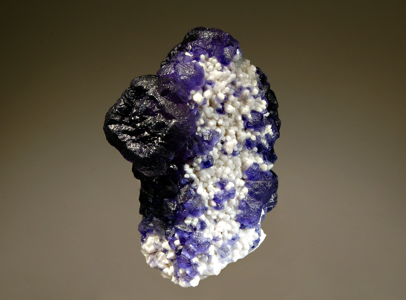 Fluorite
3.6 x 4.5 x 6.2 cm
(Autor: Michael Shaw)