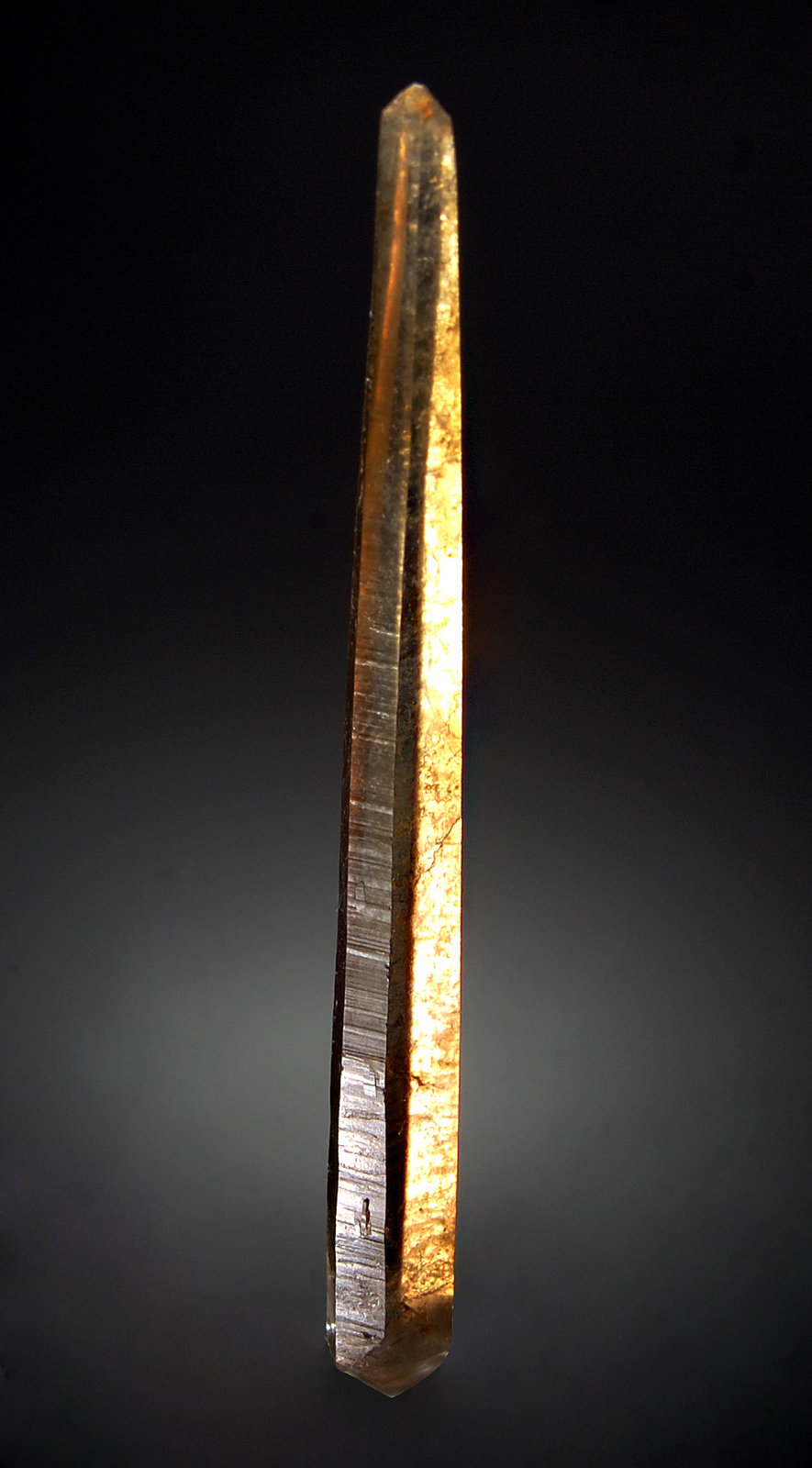 Quartz var. citrine
0.7 x 0.8 x 8.5 cm
(Autor: Michael Shaw)
