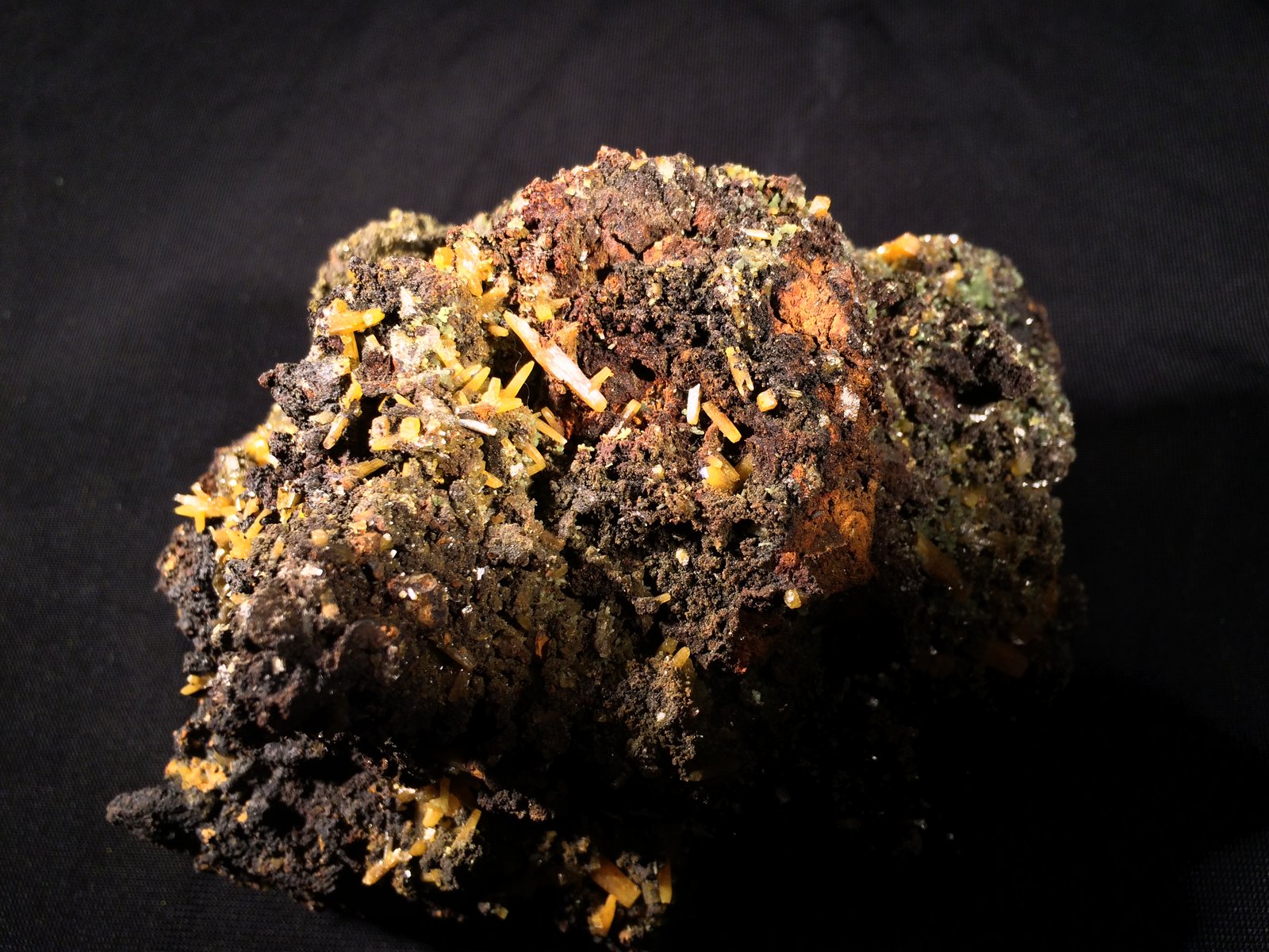 Wulfenite
100 mm x 80 mm x 75 mm
(Autor: Robert Seitz)