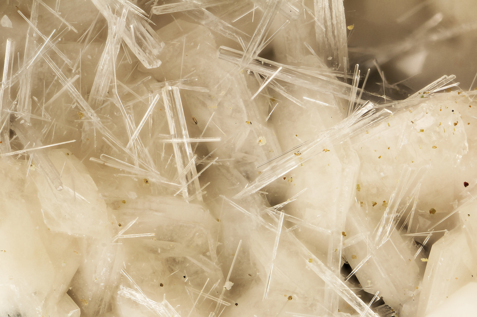 Natrolite, Levyne
FOV = 3.7 mm
(Autor: Doug)
