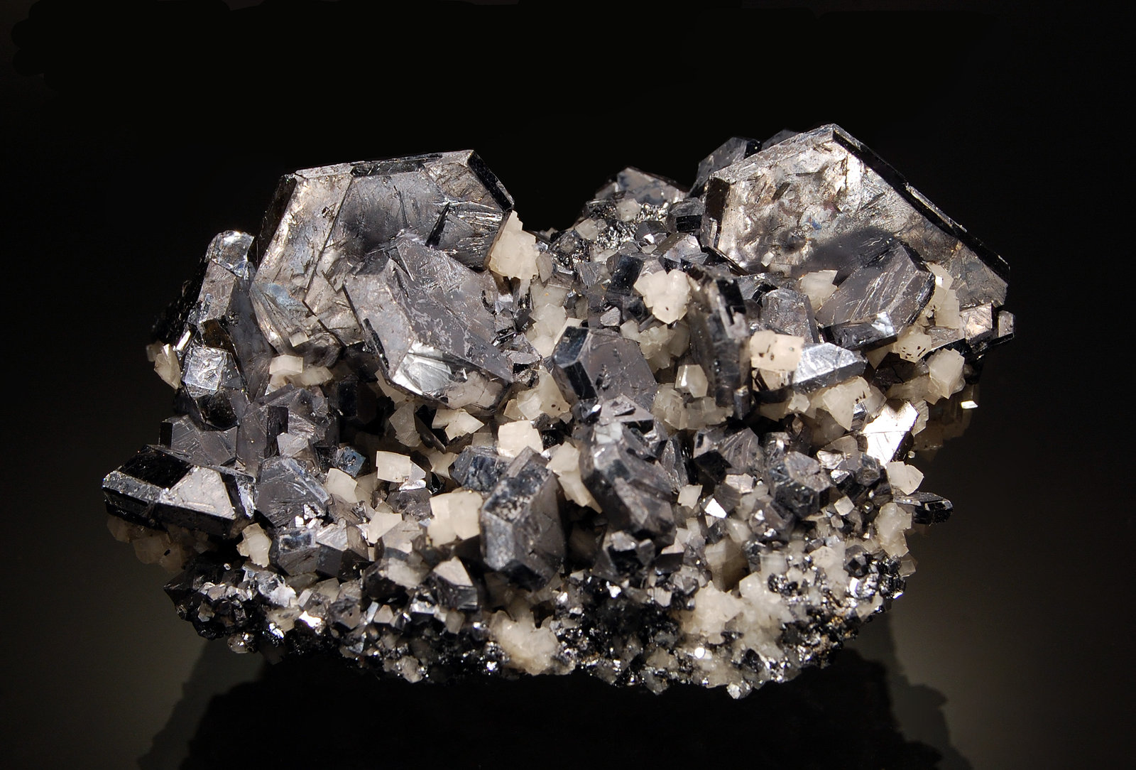 Galena
4.2 x 6.3 cm
(Autor: Michael Shaw)