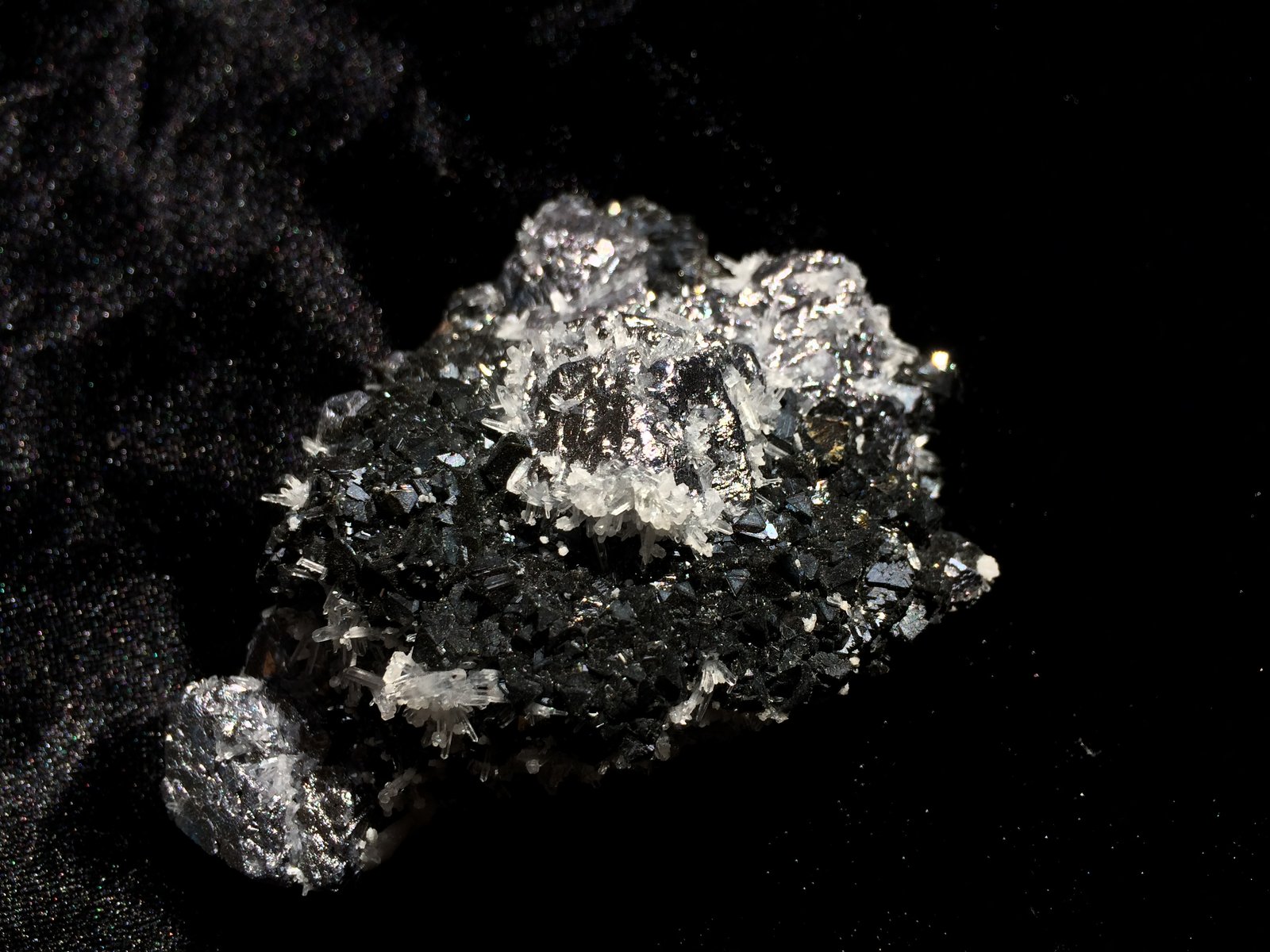 Galena, Sphalerite, Quartz
90 mm X 70 mm X 35 mm
(Autor: Robert Seitz)