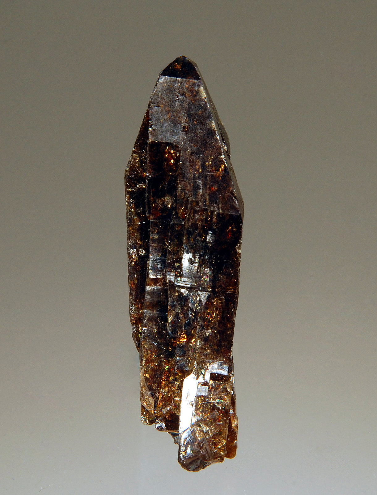 Xenotime-(Y)
0.8 x 0.9 x 3.6 cm
(Autor: Michael Shaw)
