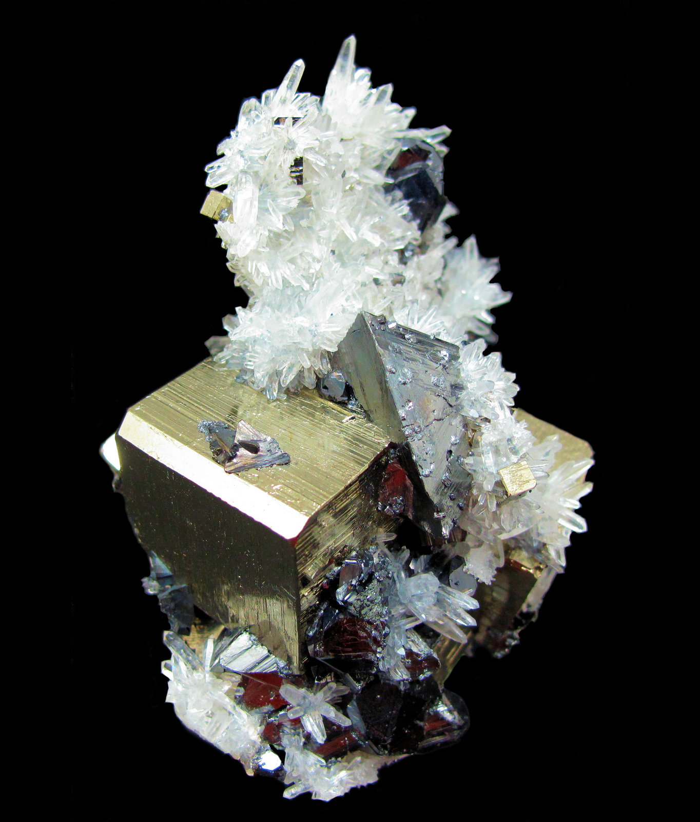 Tetrahedrite, Pyrite, Quartz, Sphalerite
77 mm x 71 mm x 54 mm. Tetrahedrite crystal: 24 mm on edge. Major pyrite crystal: 26 mm on edge
(Autor: Carles Millan)
