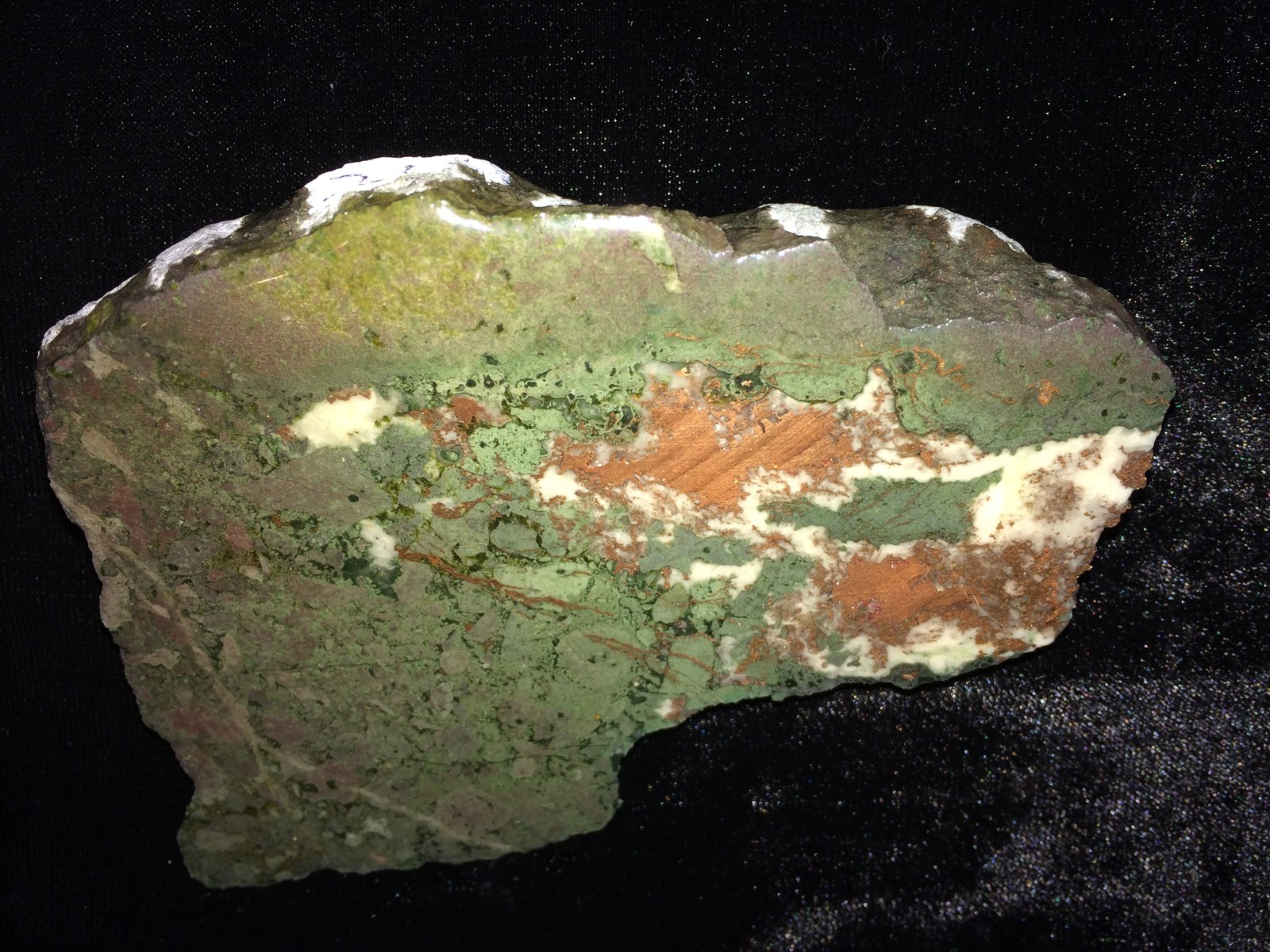 Copper, Epidote, Calcite
140 mm x 90 mm x 25 mm
(Autor: Robert Seitz)