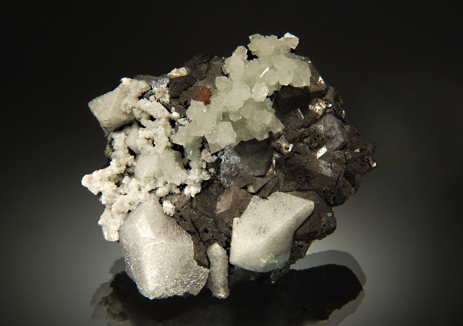 Scheelite
3.5 x 6.5 x 8.2 cm.
(Autor: Michael Shaw)