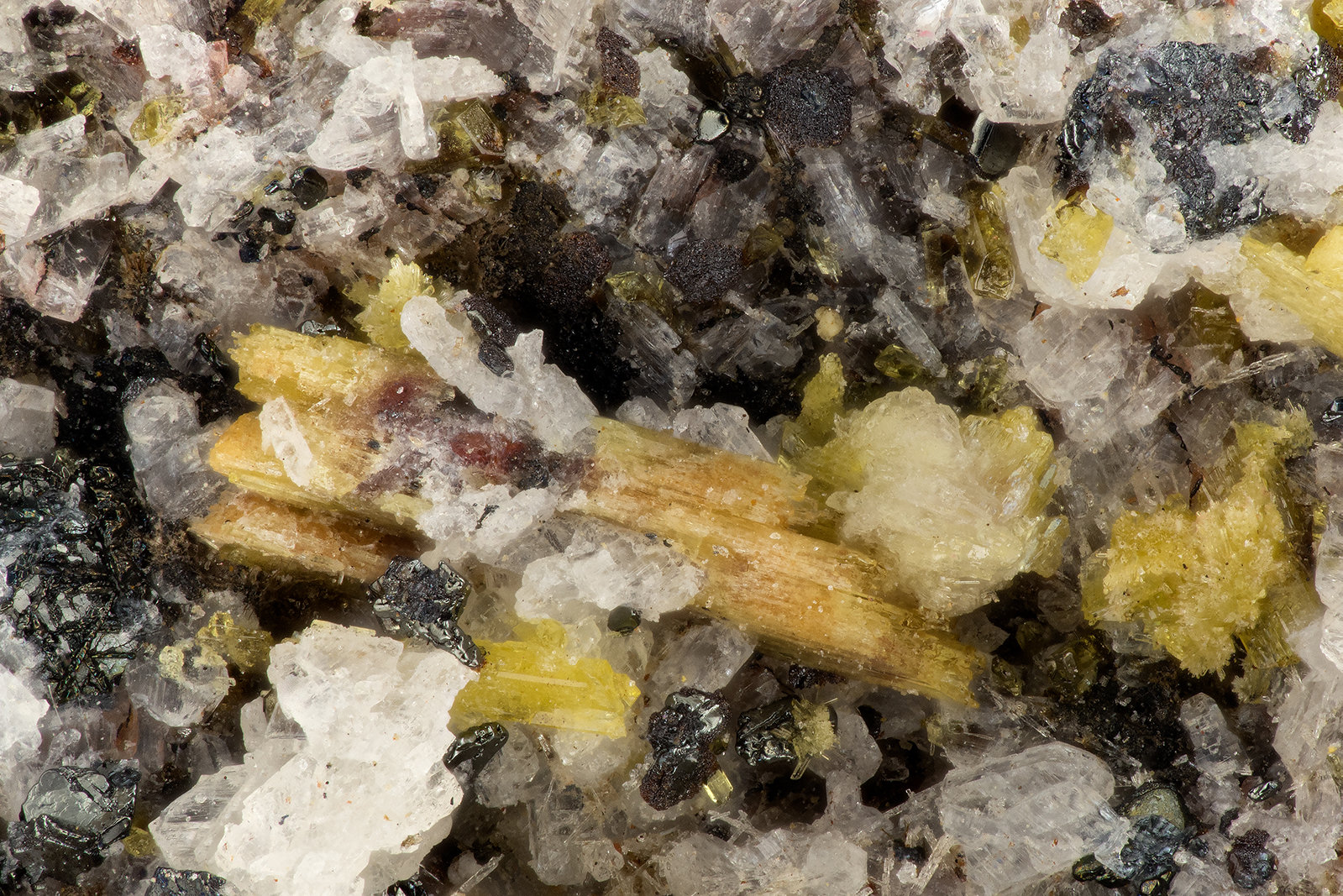 Aegirine
FOV = 2.9 mm
(Autor: Doug)