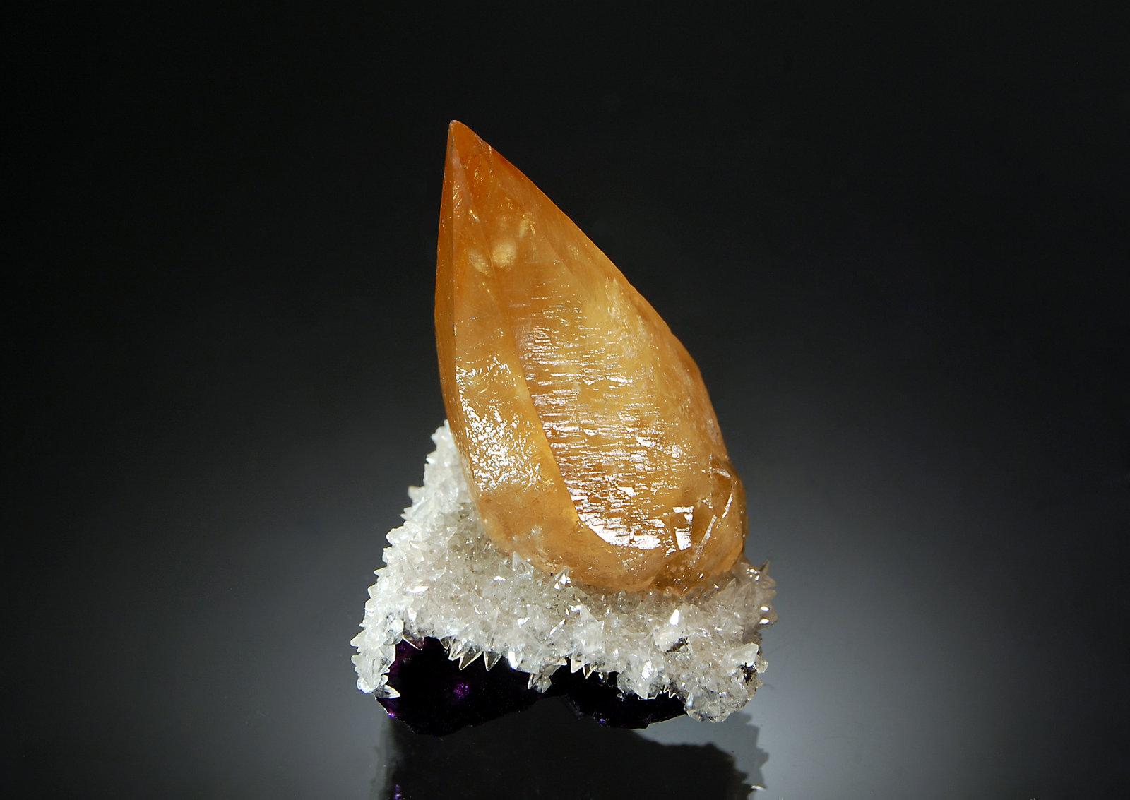 Calcite
2.8 x 4.1 cm
(Autor: Michael Shaw)