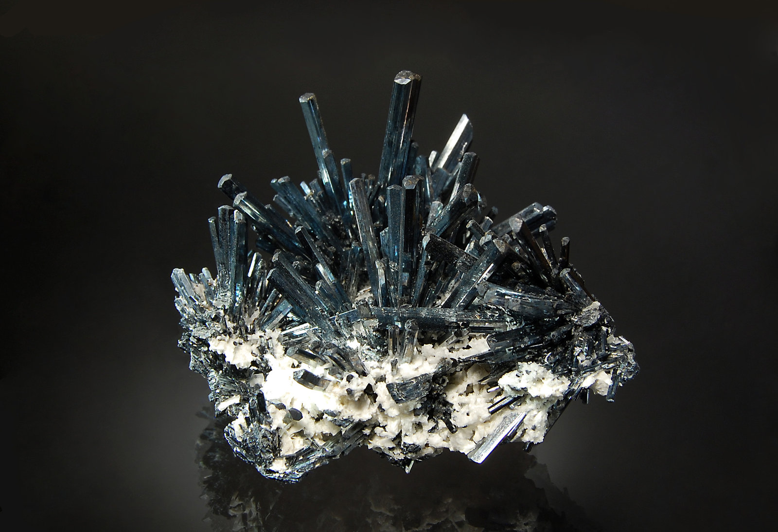 Stibnite
7.0 x 7.1 cm
(Autor: Michael Shaw)