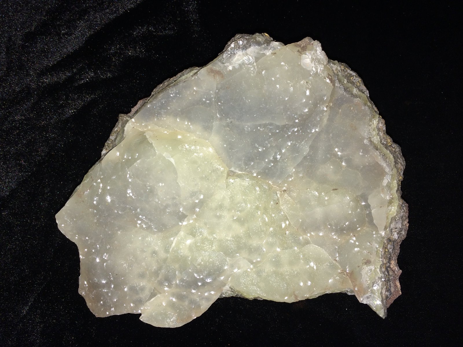 Smithsonite
170 mm x 140 mm x 40 mm
(Autor: Robert Seitz)