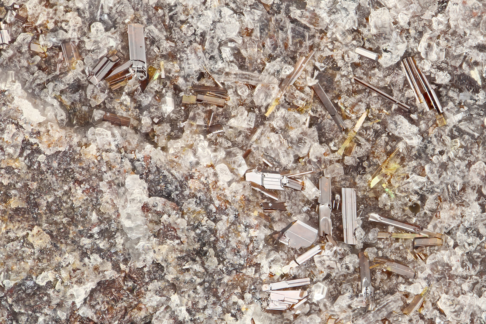 Pseudobrookite
FOV = 1.7 mm
(Autor: Doug)