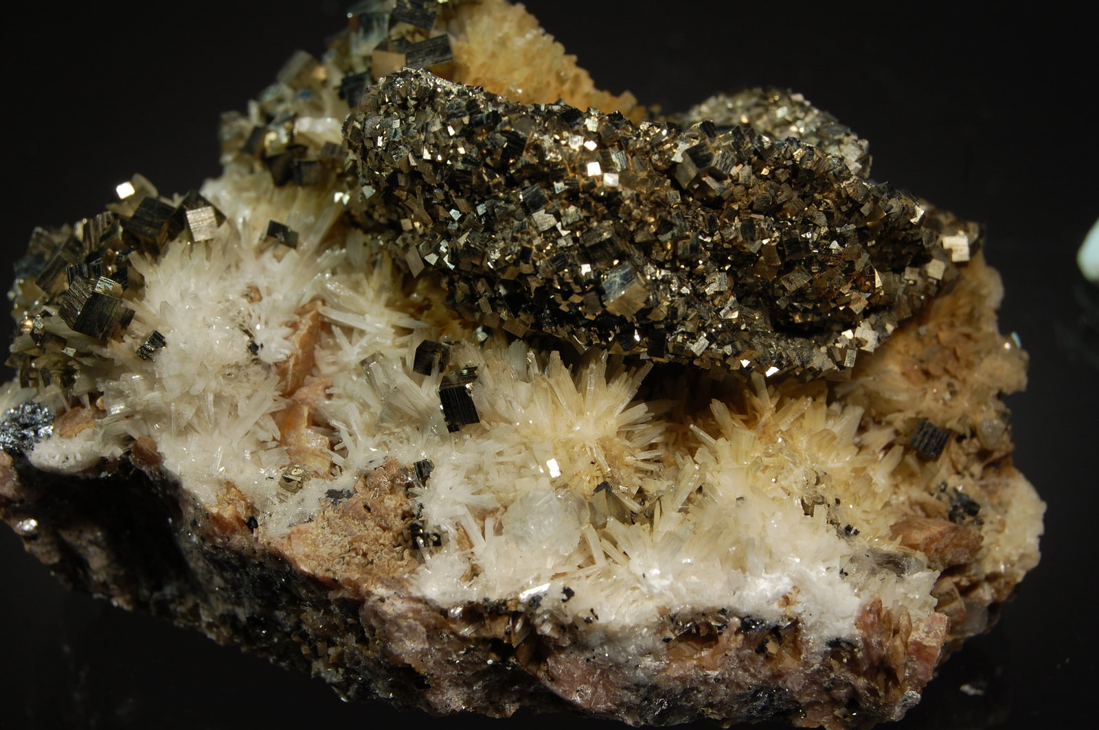 Bertrandite
4.0 x 6.0 x 9.0 cm
(Autor: Michael Shaw)