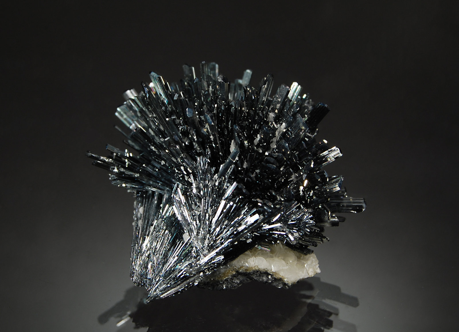 Stibnite
2.5 x 3.5 x 4.0 cm
(Autor: Michael Shaw)
