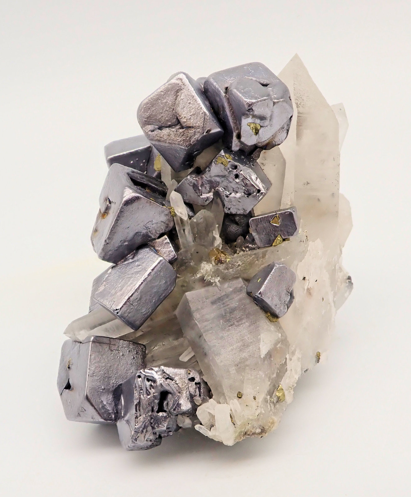 Galena, Quartz, Chalcopyrite
Overall size: 76 mm x 71 mm. Largest crystals: galena 14 mm on edge, quartz mm 38 tall, chalcopyrite ~4 mm on edge. Mass (weight): 214 g.
(Autor: Carles Millan)