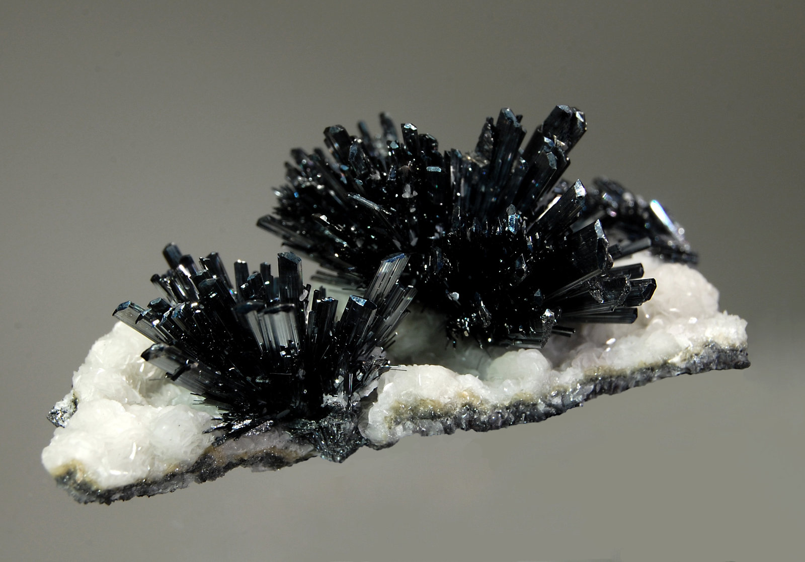 Stibnite
3.0 x 6.5 cm
(Autor: Michael Shaw)