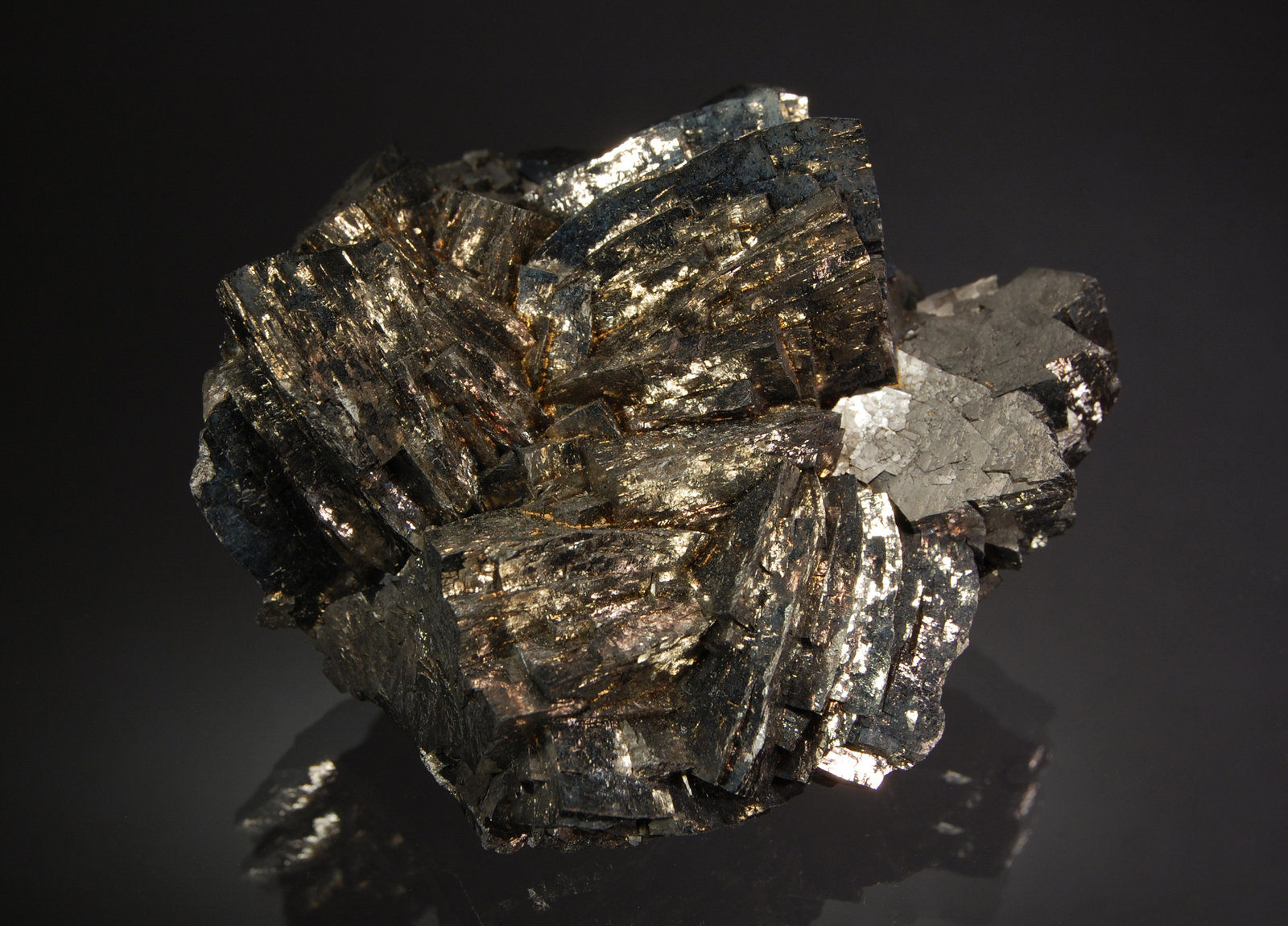 Arsenopyrite
3.2 x 5.9 x 7.1 cm
(Autor: Michael Shaw)