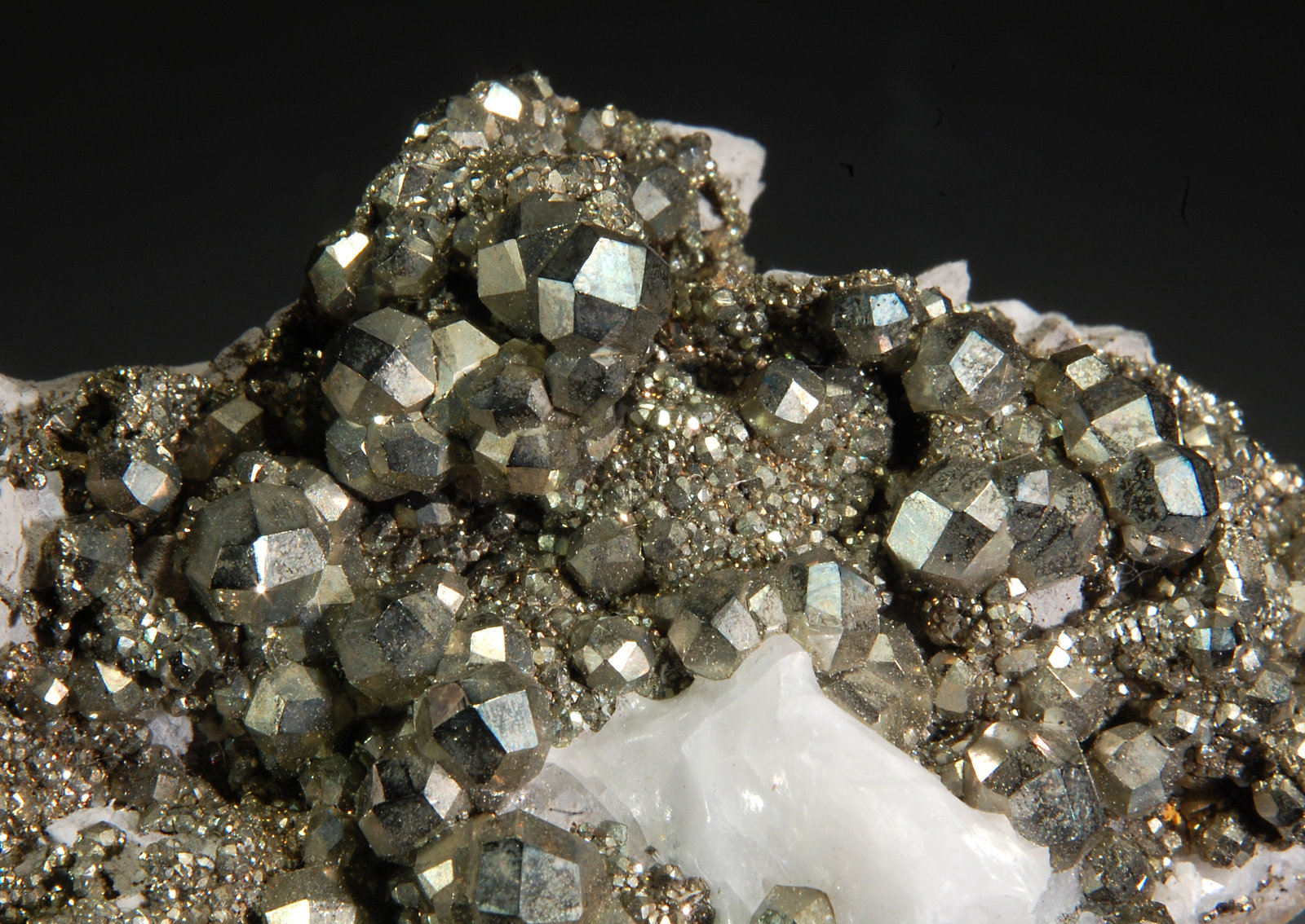 Pyrite
3.0 x 4.6 x 6.2 cm
(Autor: Michael Shaw)