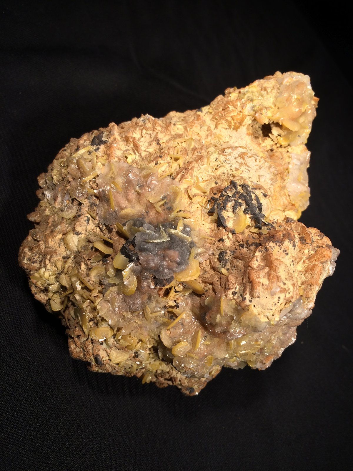 Wulfenite, Calcite, Dolomite
140 mm x 110 mm x 110 mm
(Autor: Robert Seitz)