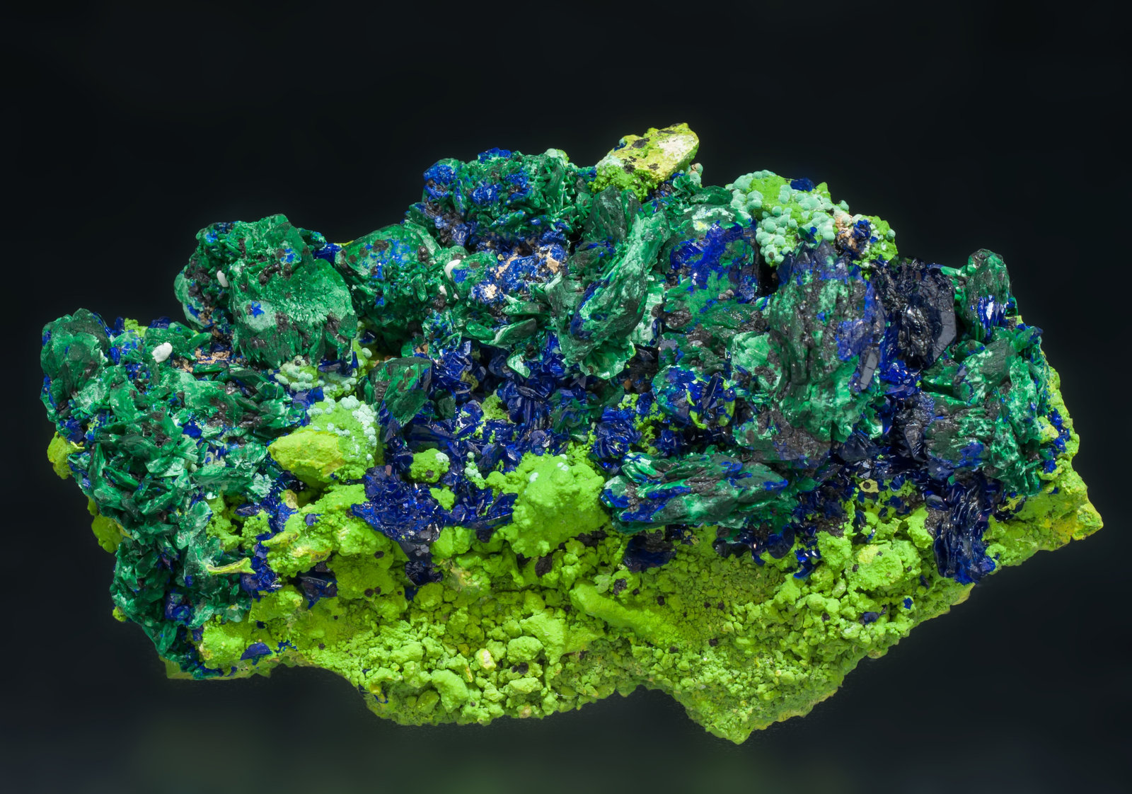 Azurite, Malachite, and Bayldonite
2.9 x 4.0 x 6.8 cm
(Autor: Michael Shaw)