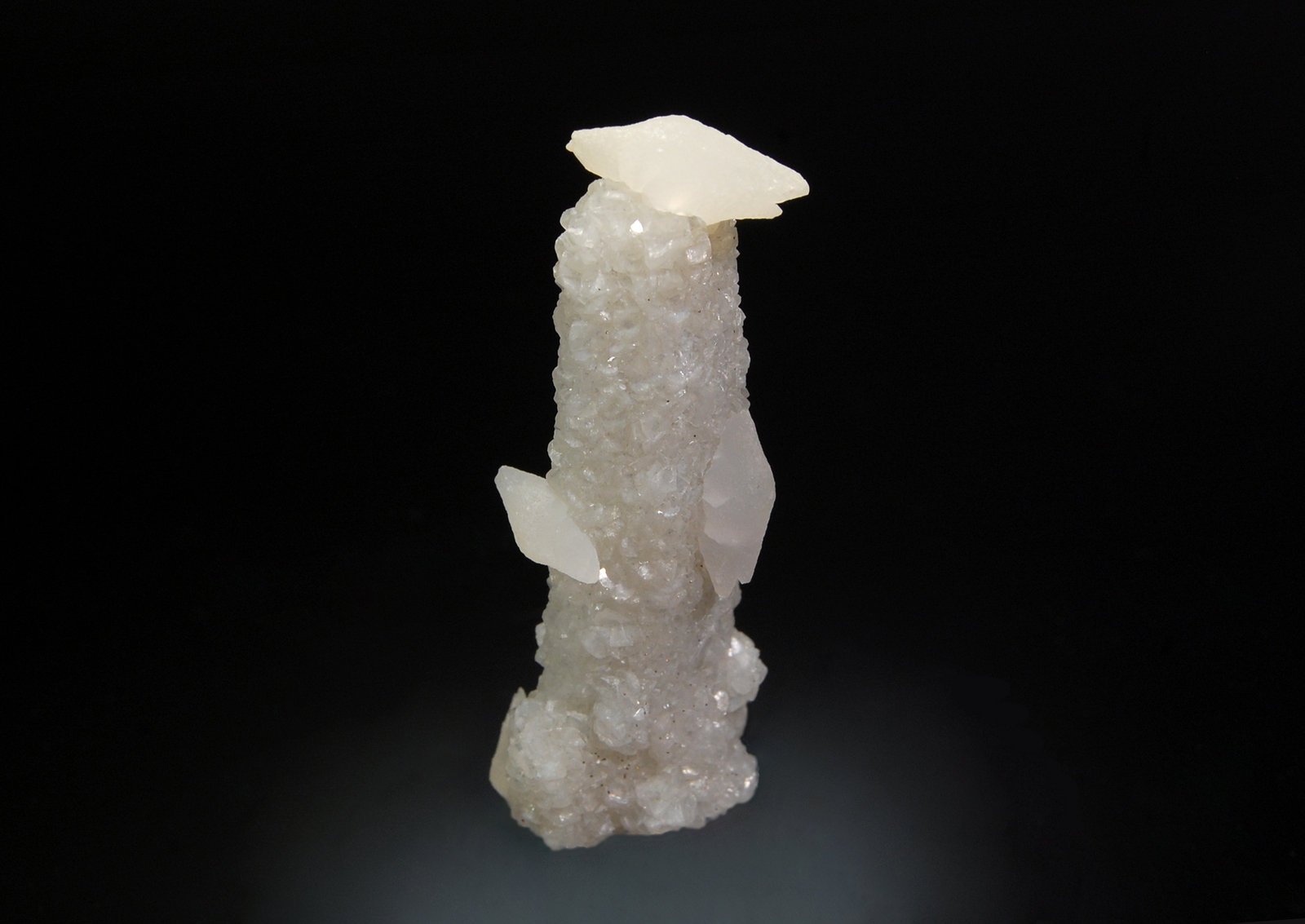 Calcite on quartz
2.2 cm x 5.7 cm.
(Autor: Michael Shaw)