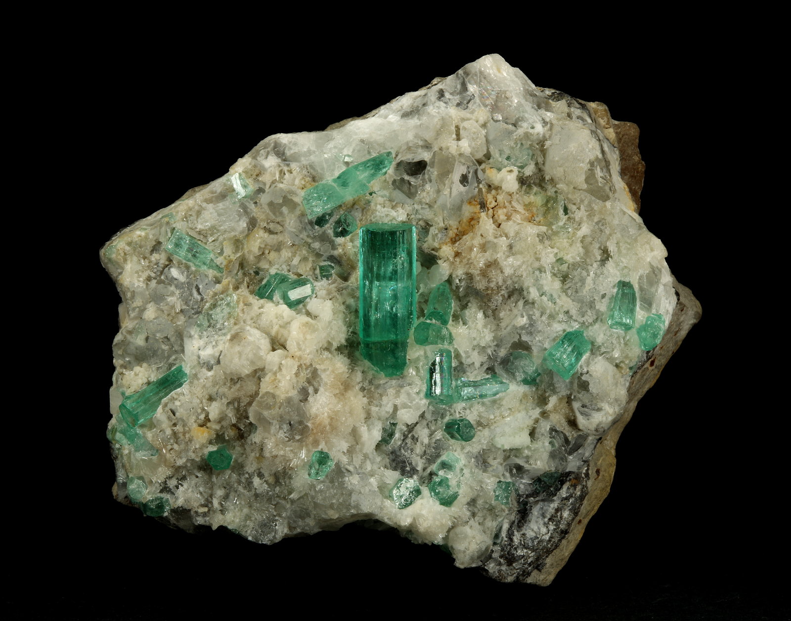Beryl (variety emerald), Calcite, Aragonite
80x70x65mm, main xl=18mm
(Autor: Fiebre Verde)