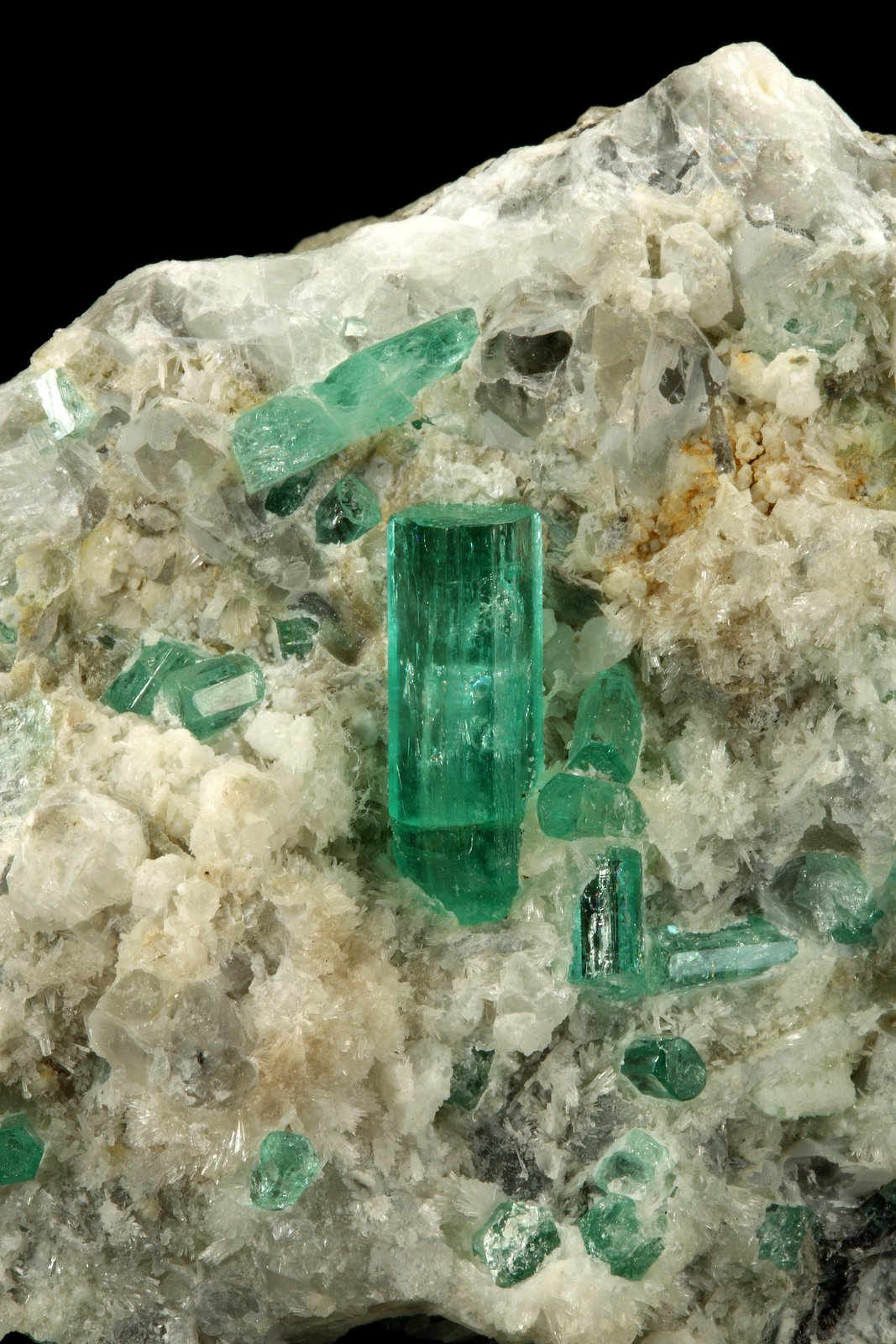 Beryl (variety emerald), Calcite, Aragonite
80x70x65mm, main xl=18mm
(Autor: Fiebre Verde)