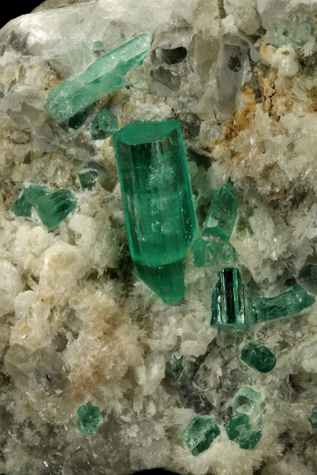 Beryl (variety emerald), Calcite, Aragonite
80x70x65mm, main xl=18mm
(Autor: Fiebre Verde)