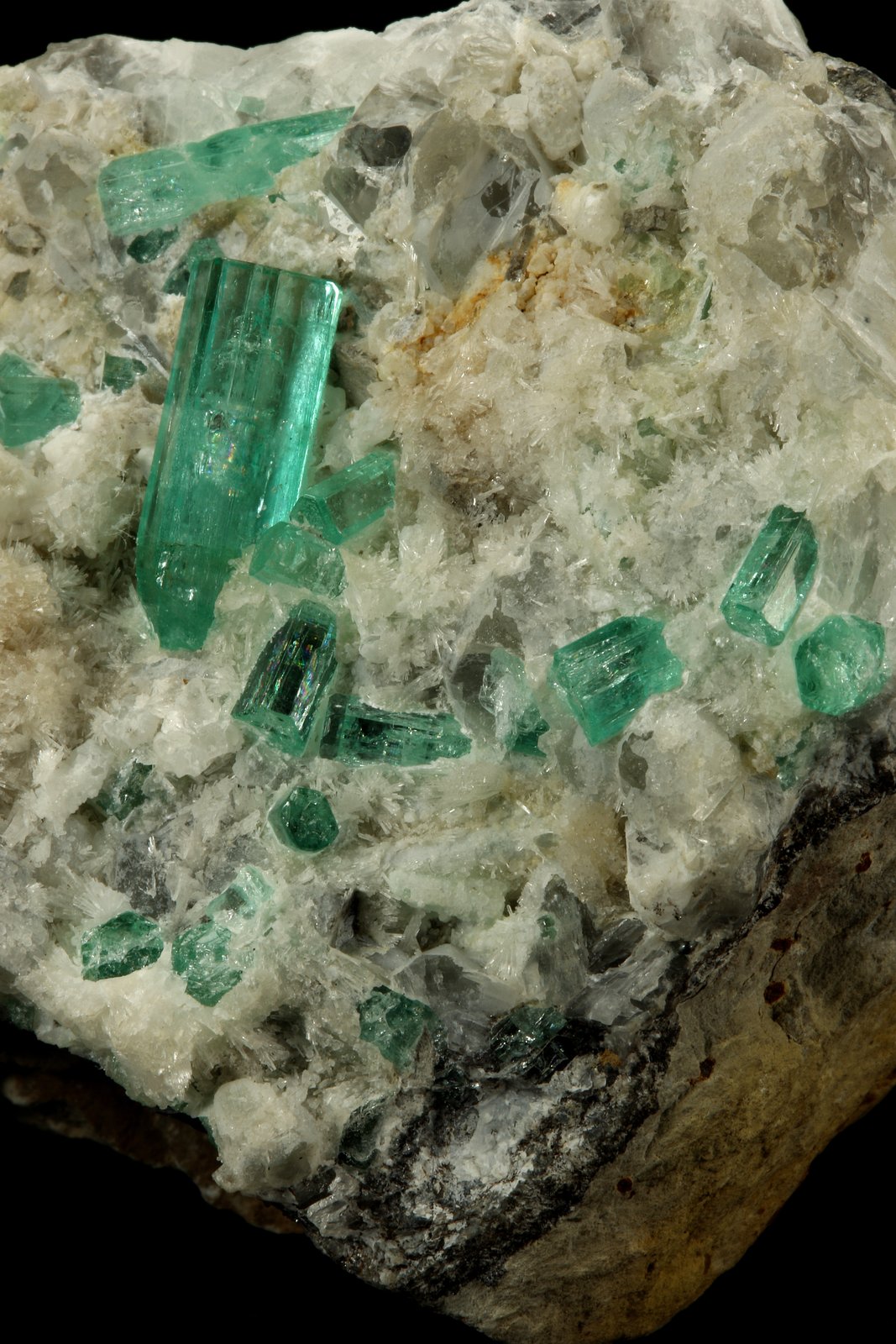 Beryl (variety emerald), Calcite, Aragonite
80x70x65mm, main xl=18mm
(Autor: Fiebre Verde)