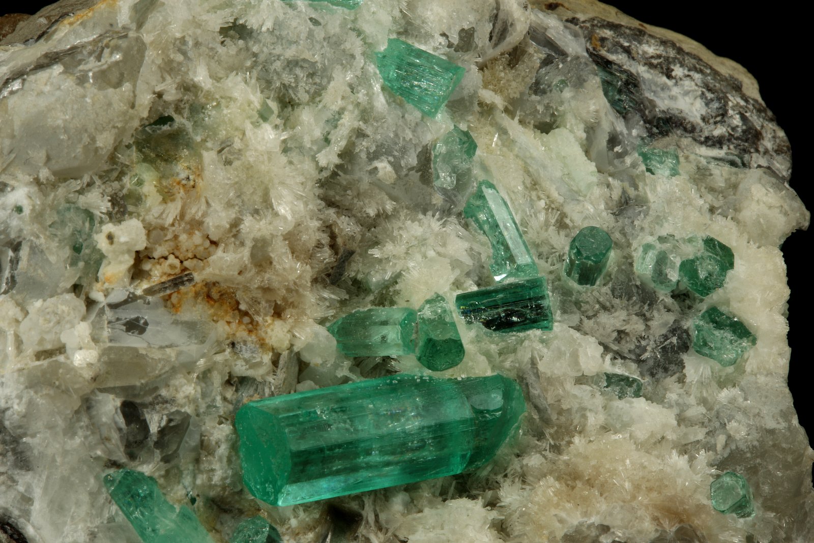 Beryl (variety emerald), Calcite, Aragonite
80x70x65mm, main xl=18mm
(Autor: Fiebre Verde)