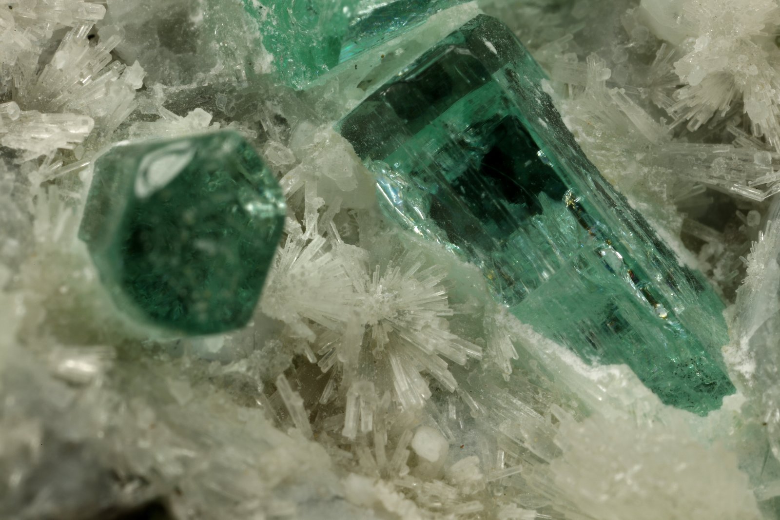 Beryl (variety emerald), Calcite, Aragonite
Detail FOV=8mm
(Autor: Fiebre Verde)