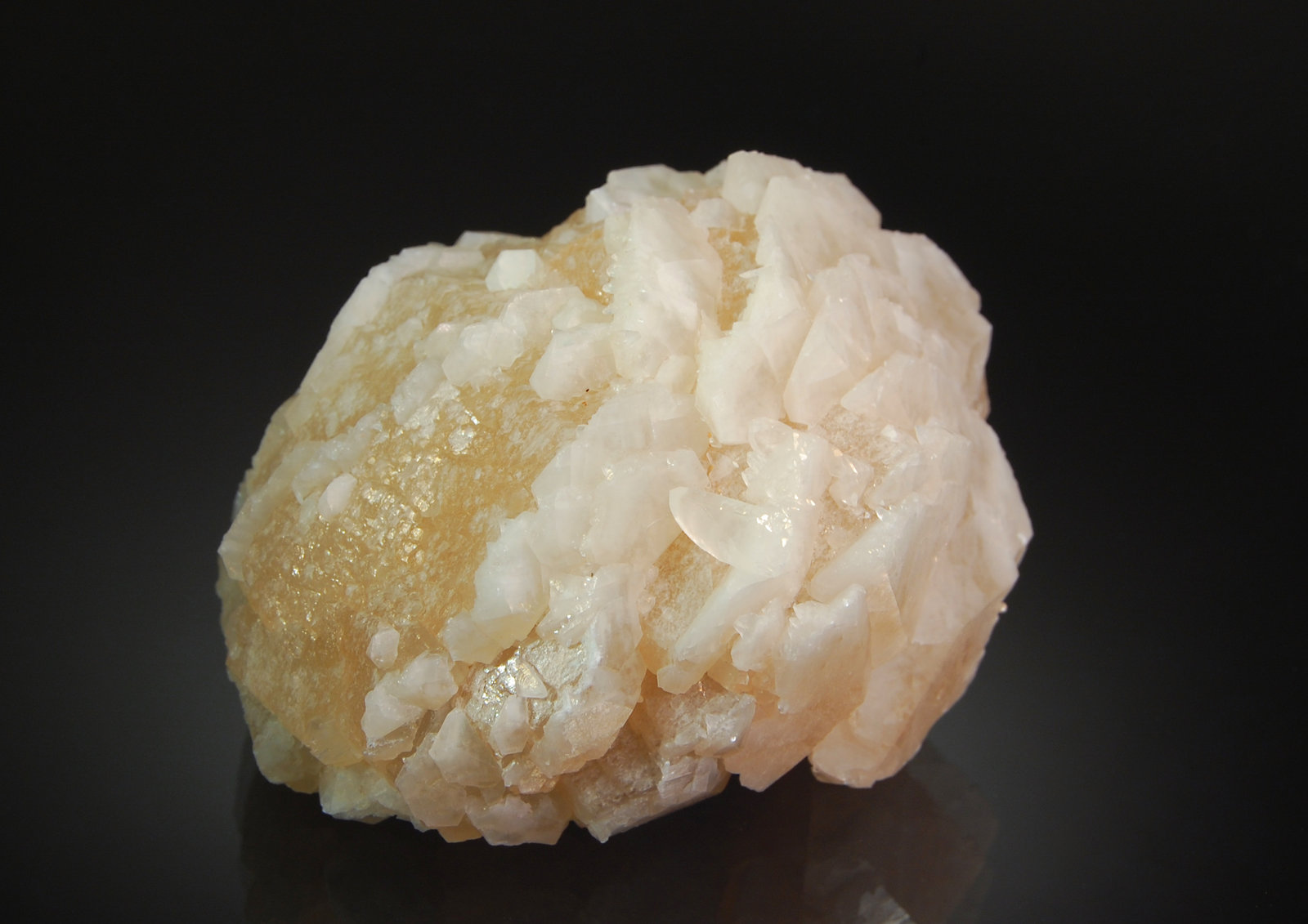 Calcite on fluorite
4.0 x 5.6 x 6.5 cm.
(Autor: Michael Shaw)