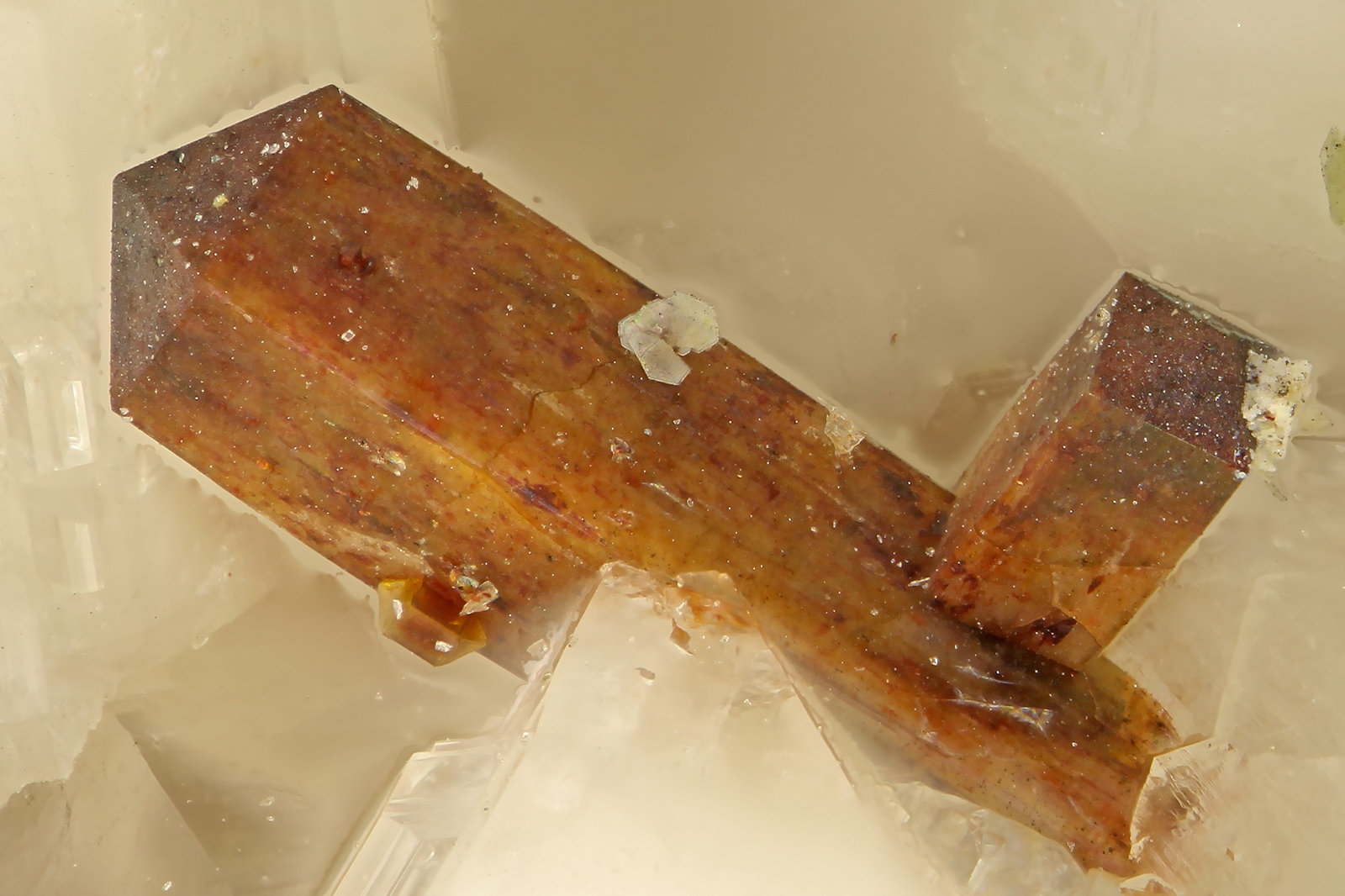 Zircon
FOV = 1.0 mm
(Autor: Doug)