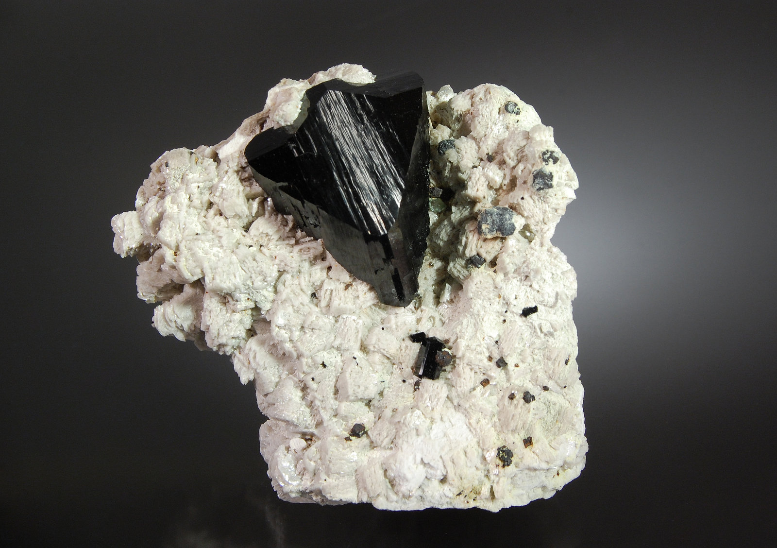 Schorl
3.6 x 7.1 x 7.2 cm
(Autor: Michael Shaw)