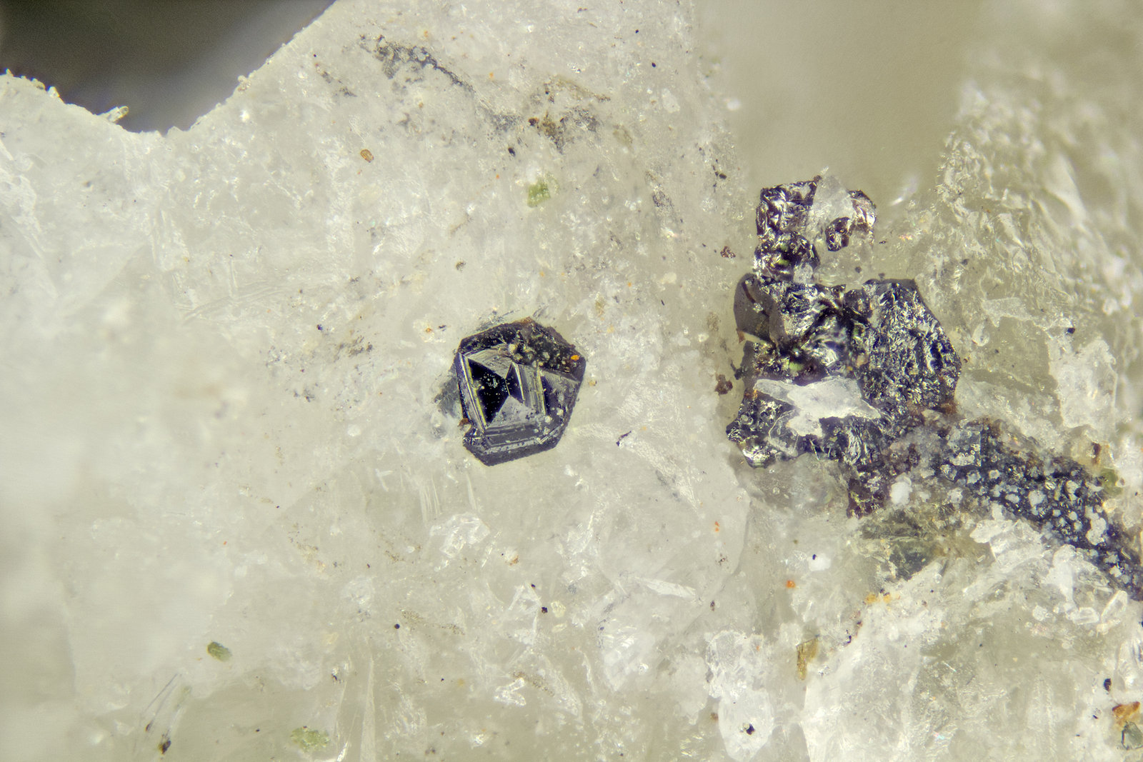 Loparite-(Ce)
FOV = 1.5mm
(Autor: Doug)