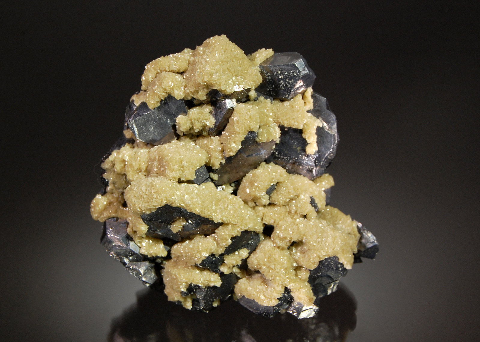 Galena and Siderite
3.0 cm x 7.0 cm x 7.5 cm
(Autor: Michael Shaw)