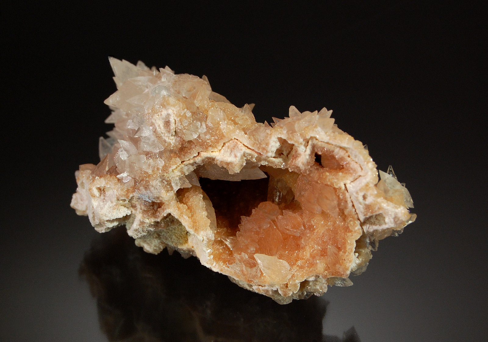 Dolomite after Calcite
4.0 cm x 7.0 cm
(Autor: Michael Shaw)