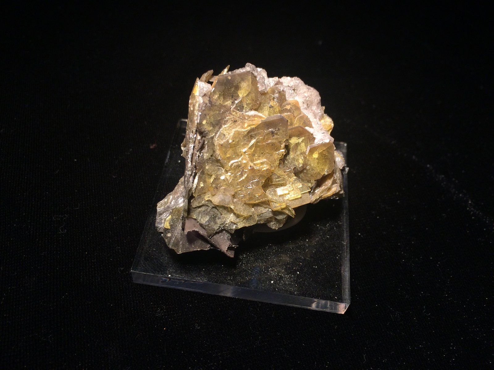 Wulfenite
55 X 40 X 30
(Autor: Robert Seitz)