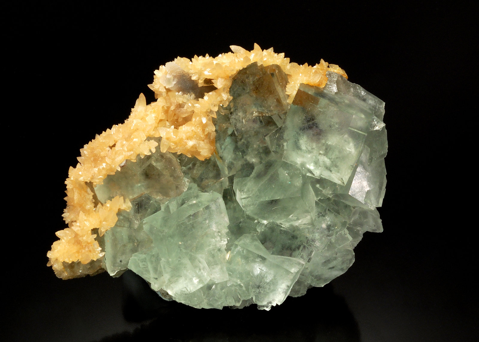 Fluorite and Calcite
4.0 x 6.1 x 8.5 cm.
(Autor: Michael Shaw)