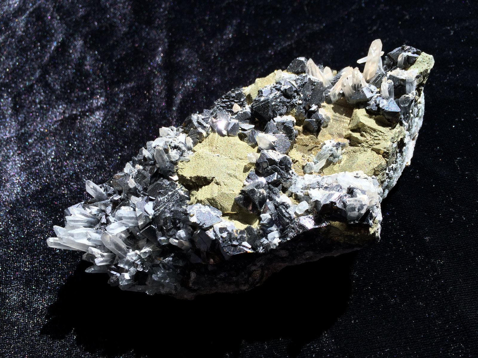 Sphalerite, Chalcopyrite, Quartz
130 mm X 55 mm X 45 mm
(Autor: Robert Seitz)