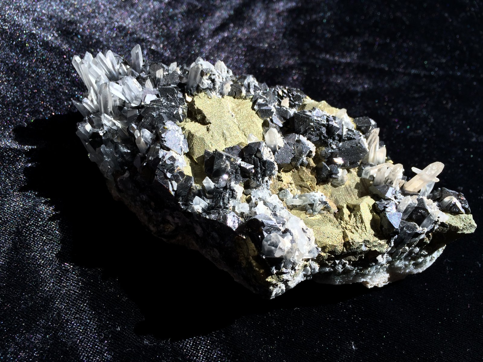 Sphalerite, Chalcopyrite, Quartz
130 mm X 55 mm X 45 mm
(Autor: Robert Seitz)
