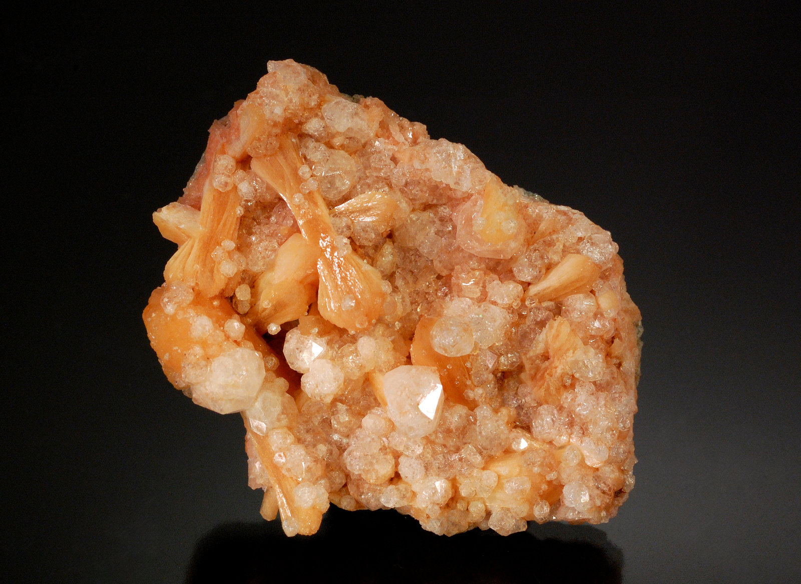 Analcime and Stilbite
5.1 x 3.8 cm
(Autor: Michael Shaw)