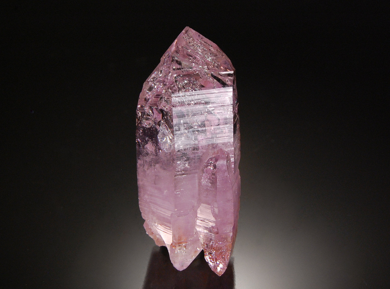 Quartz (variety amethyst)
5.0 x 2.5 x 2.0 cm
(Autor: Michael Shaw)