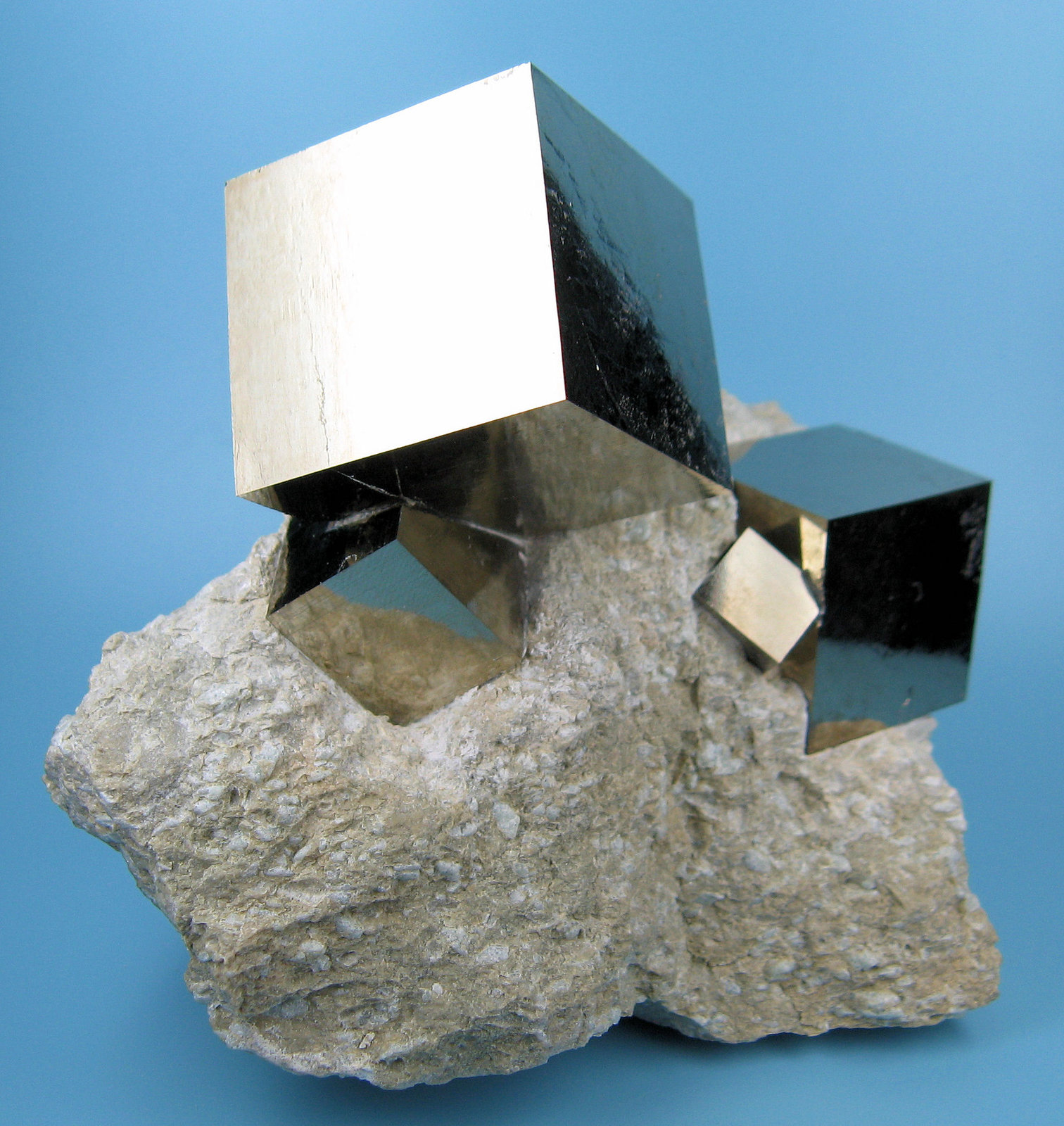 Pyrite
95 mm x 78 mm. Main crystal: 52 mm wide, 31 mm on edge. Weight: 512 g
(Autor: Carles Millan)