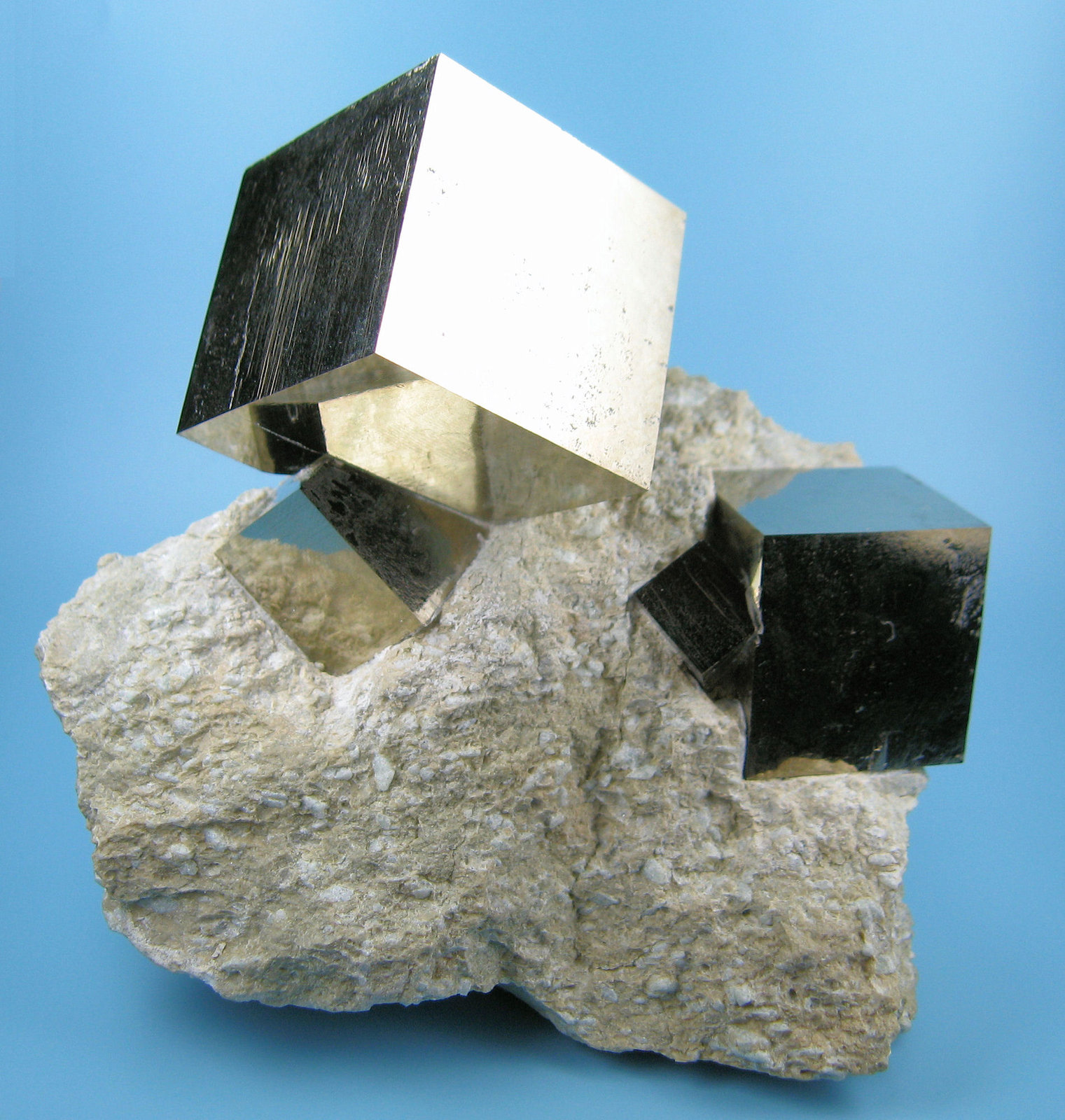 95 mm x 78 mm. Main crystal: 52 mm wide, 31 mm on edge. Weight: 512 g
(Autor: Carles Millan)