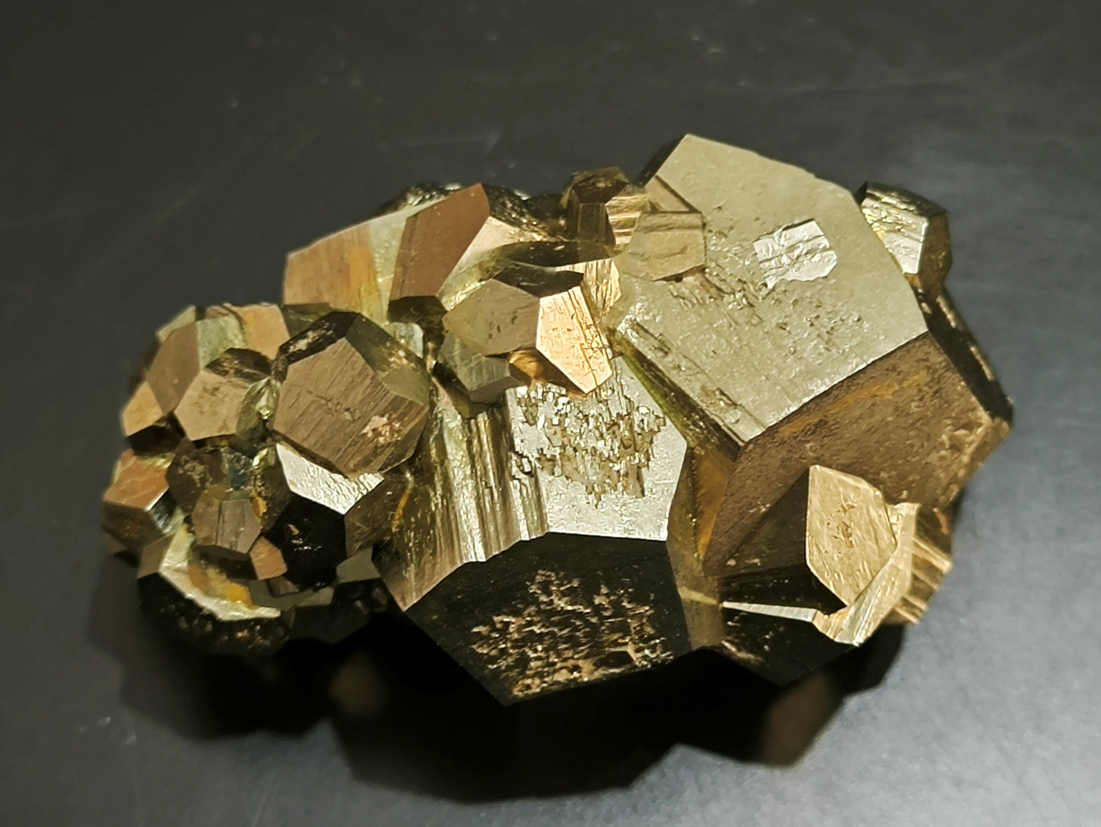 Pyrite
64 mm x 40 mm x 35 mm Largest crystal size: 34 mm Mass: 194 g
(Autor: Carles Millan)