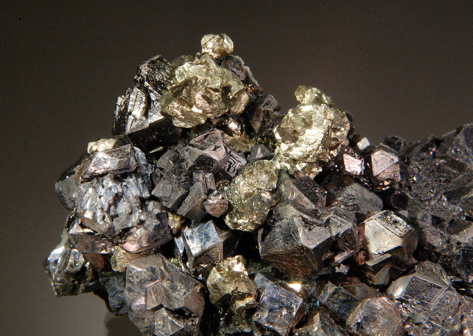 Galena, Pyrite
7.7 × 6.3 × 5.6 cm
(Autor: Michael Shaw)