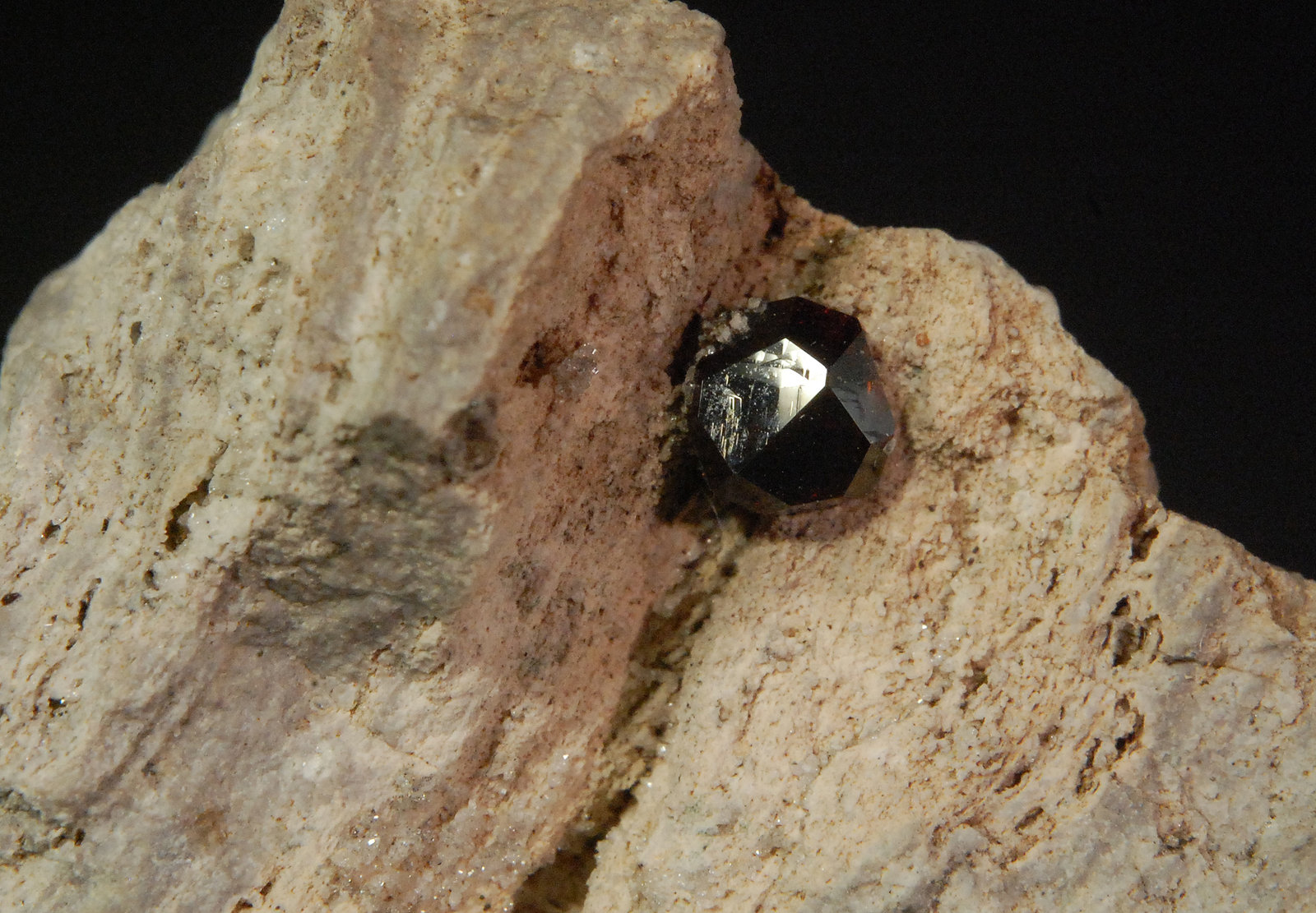Spessartine
4.9 x 3.5 x 2.9 cm
(Autor: Michael Shaw)