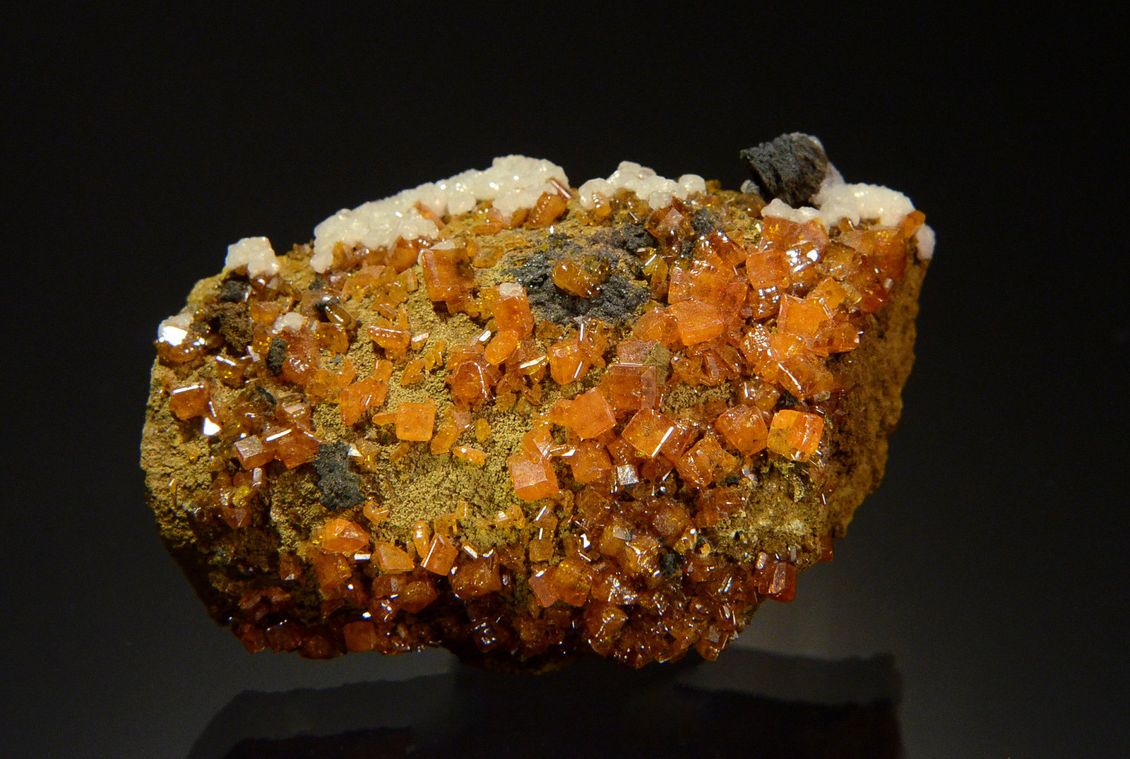 Wulfenite
Erupción Mine (Ahumada Mine), Los Lamentos Mountain Range, Municipio Ahumada, Chihuahua, Mexico
7.7 x 5.2 x 3.9 cm
(Autor: Michael Shaw)