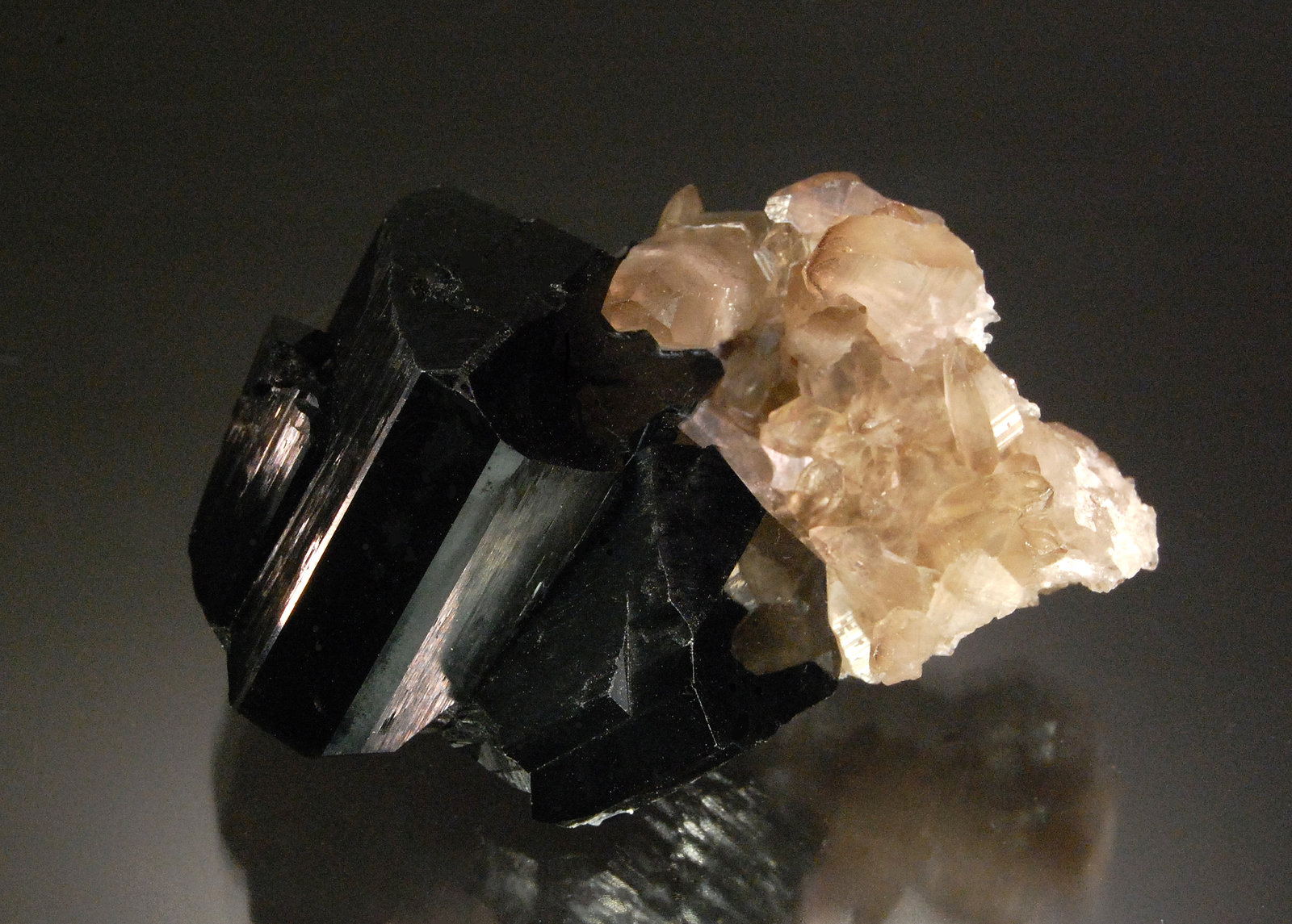 Schorl
6.2 x 3.7 x 3.3 cm
(Autor: Michael Shaw)